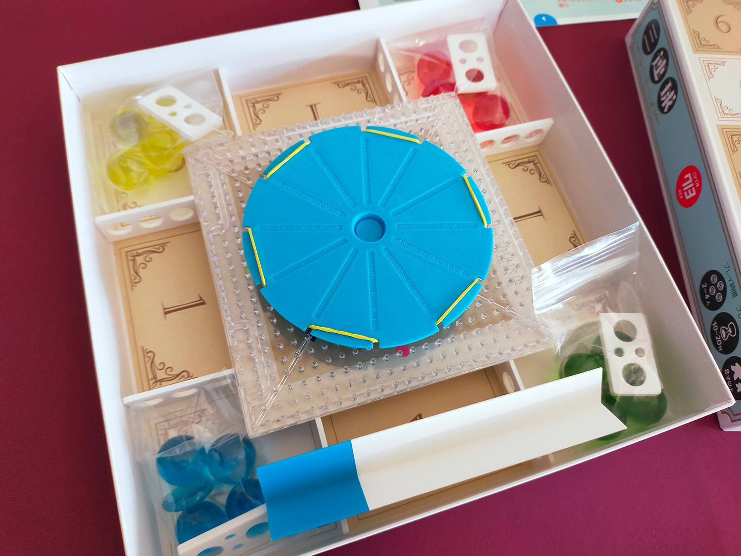 ビー玉ビリヤード×アクションゲーム「三連球」の実物