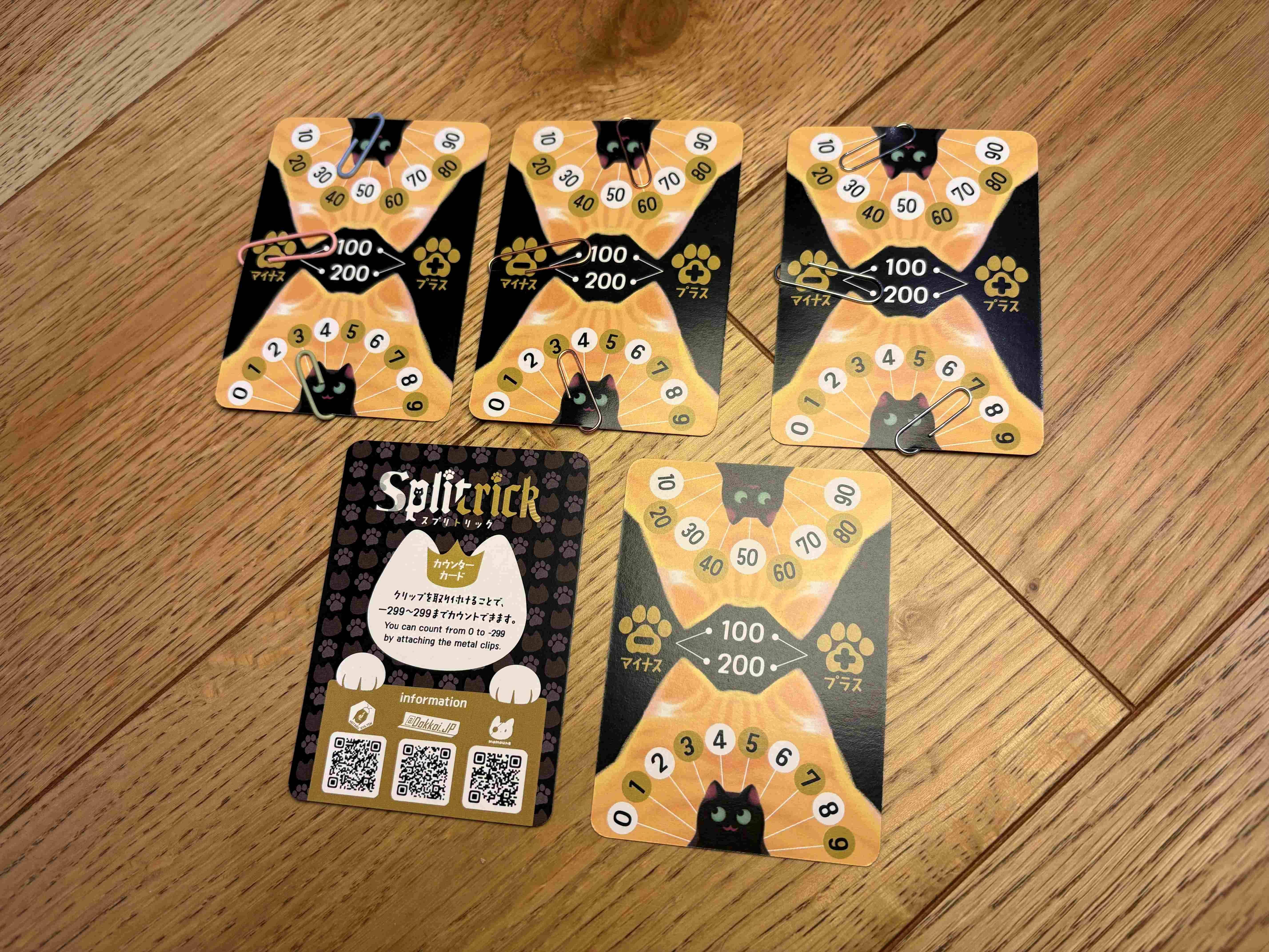  【土-V01】【トリプルコラボ】DokkoiカードスタンドM250