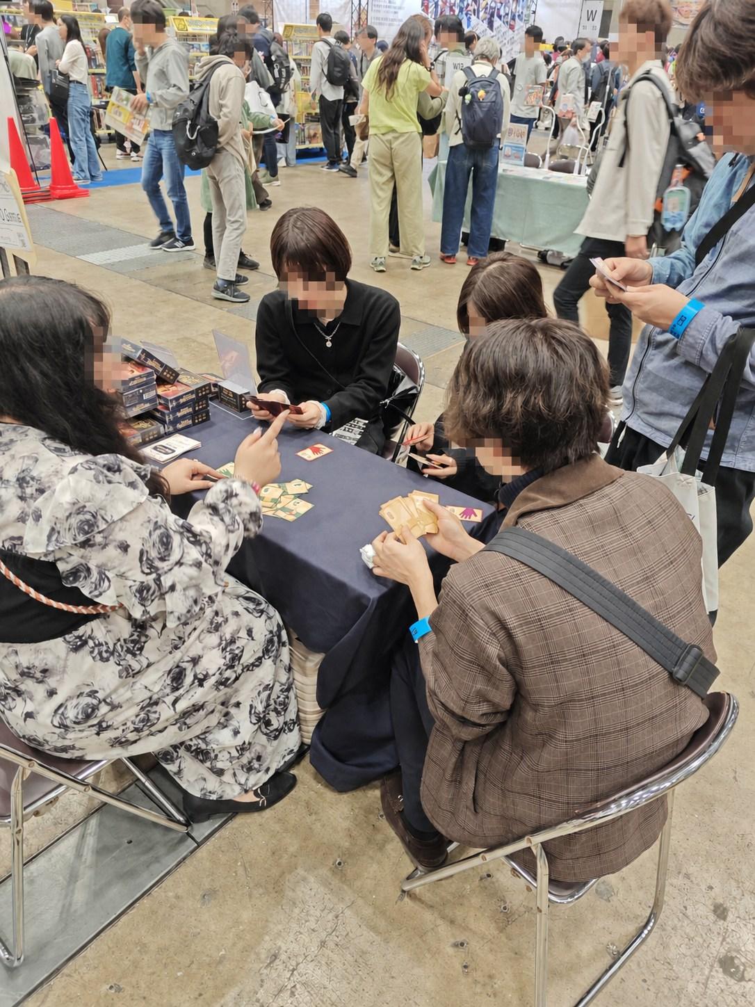 ゲームマーケット2026春でカードを選ぶプレイヤー
