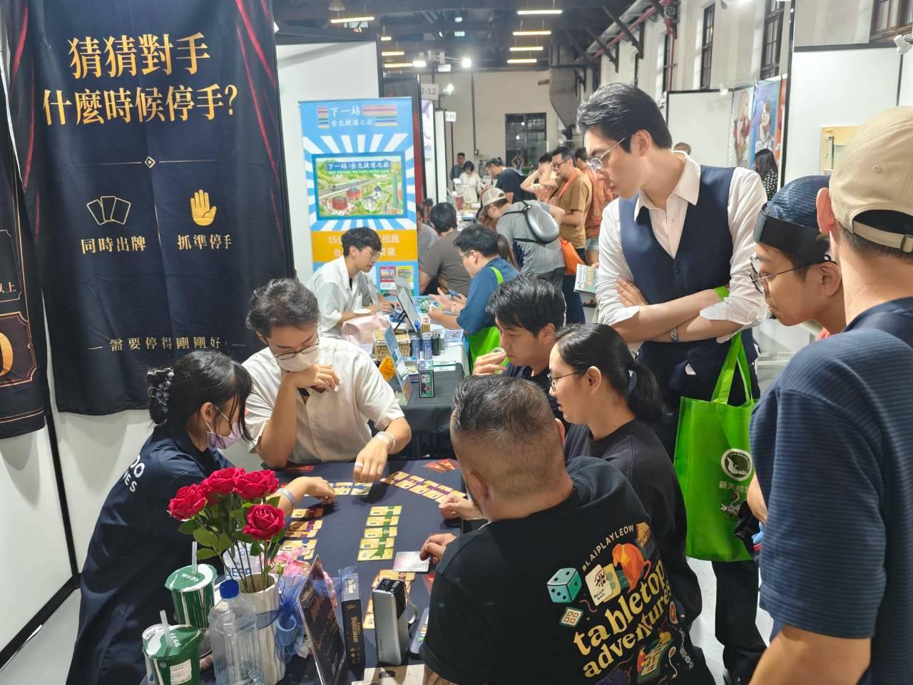 新銳桌遊博覽會の試遊テーブルでカードを使ってルールを説明する様子