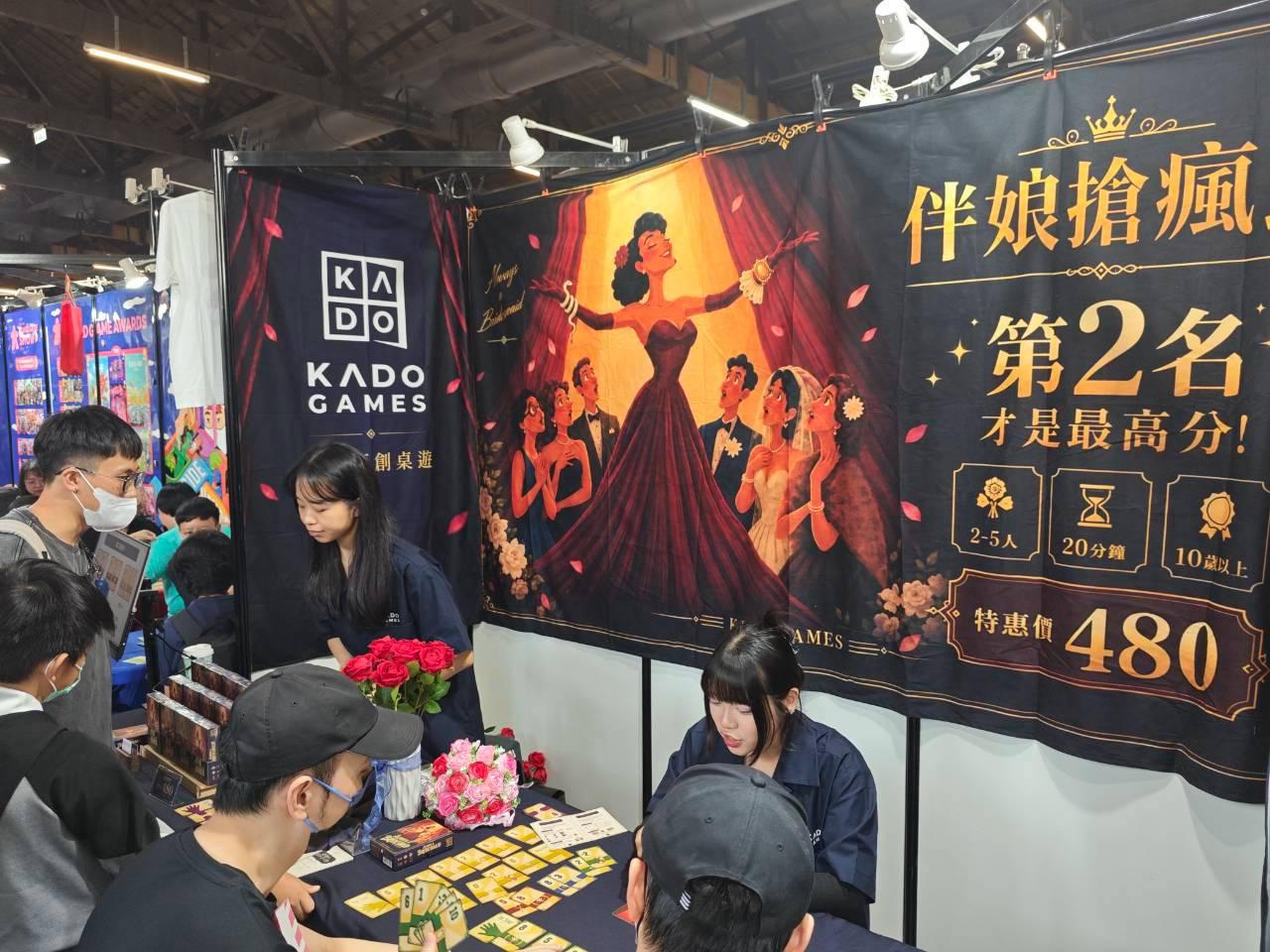 新銳桌遊博覽會で手札を選ぶ『花嫁の引き立て役』のプレイヤー