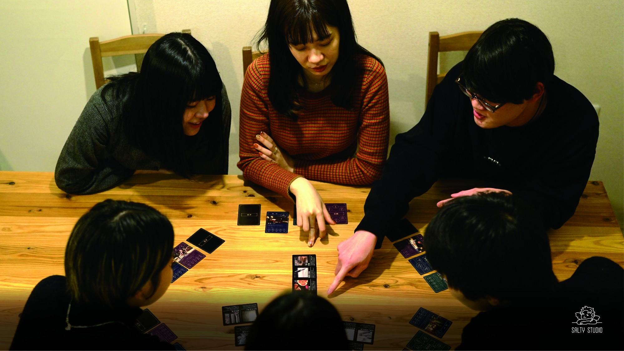 パッケージ（箱）と、場所・関係性・職業・証拠のカードの写真